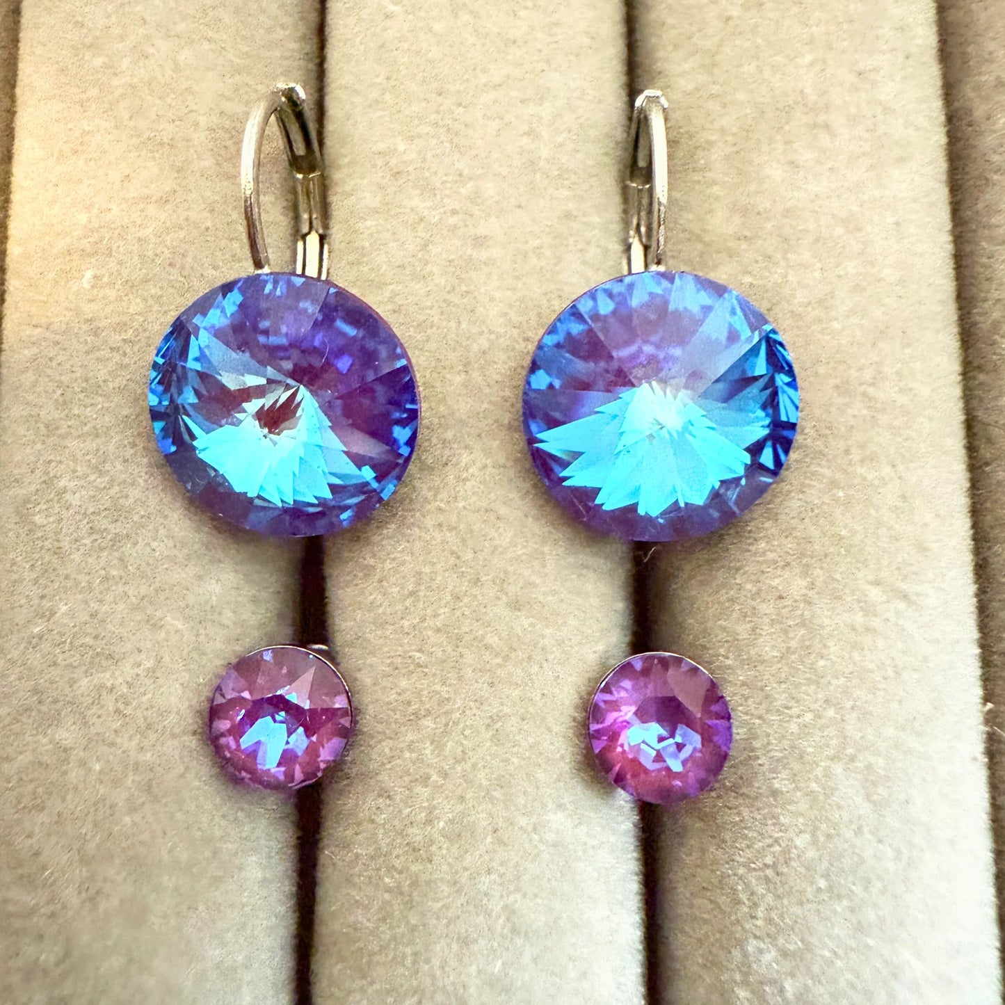 2 par sølv øredobber med burgundy Swarovski krystaller