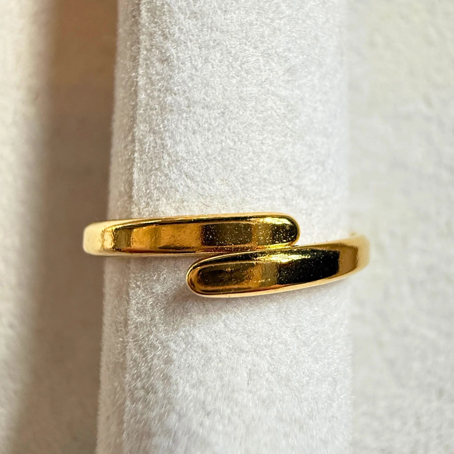 💍 TIRIL ring- gullbelagt med perlemor
