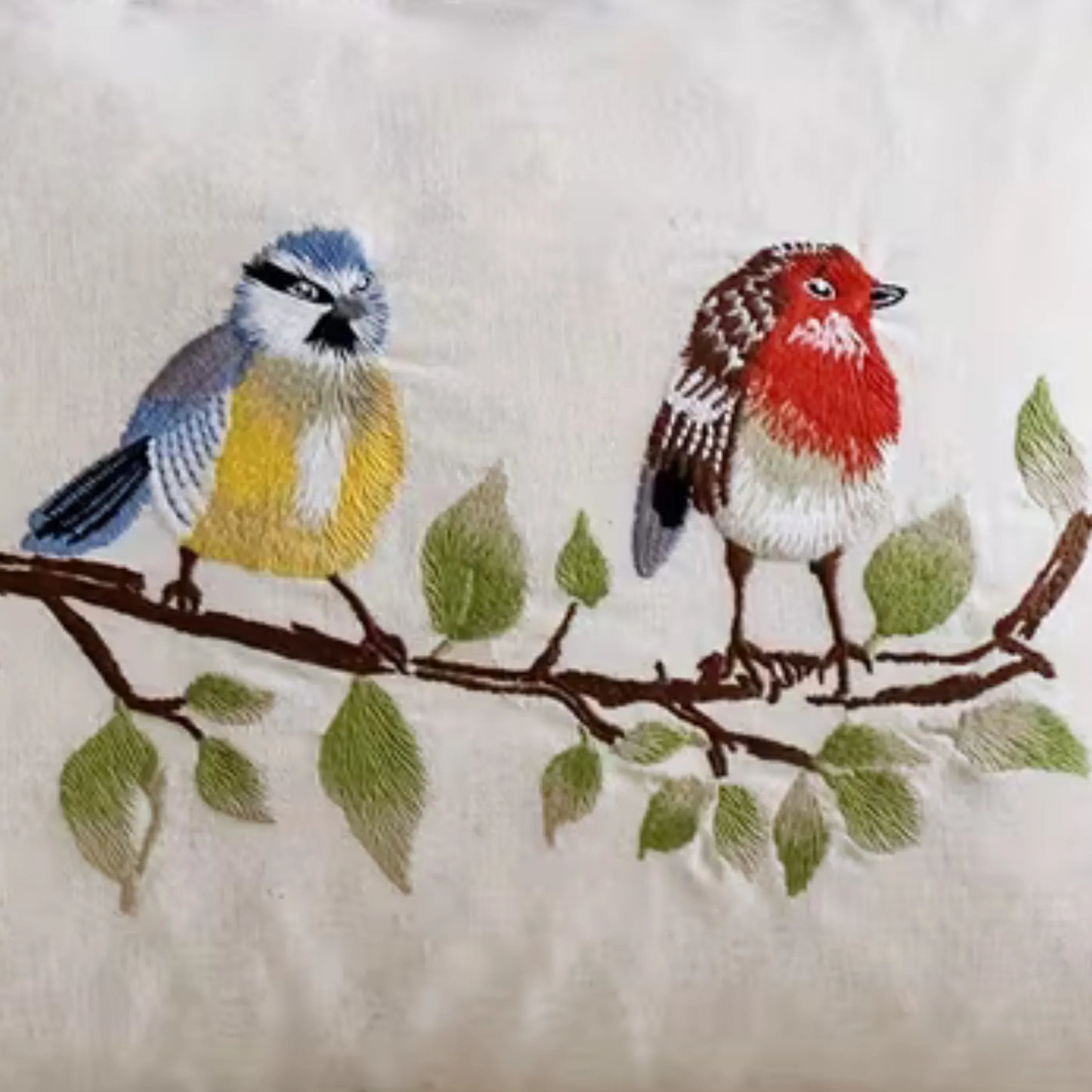 Putetrekk med broderte småfugler