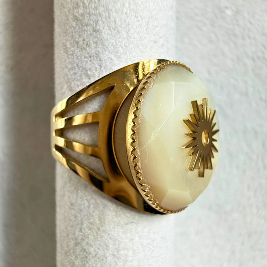 💍 AUD ring- gullbelagt med perlemor