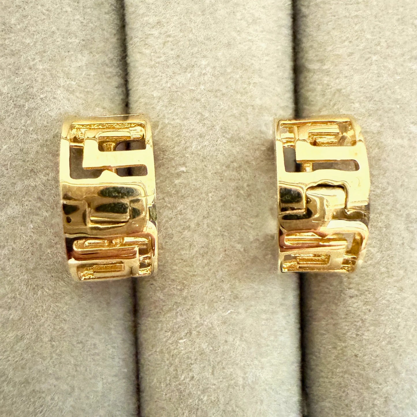 Gullbelagte huggie hoops/øreringer med designermønster