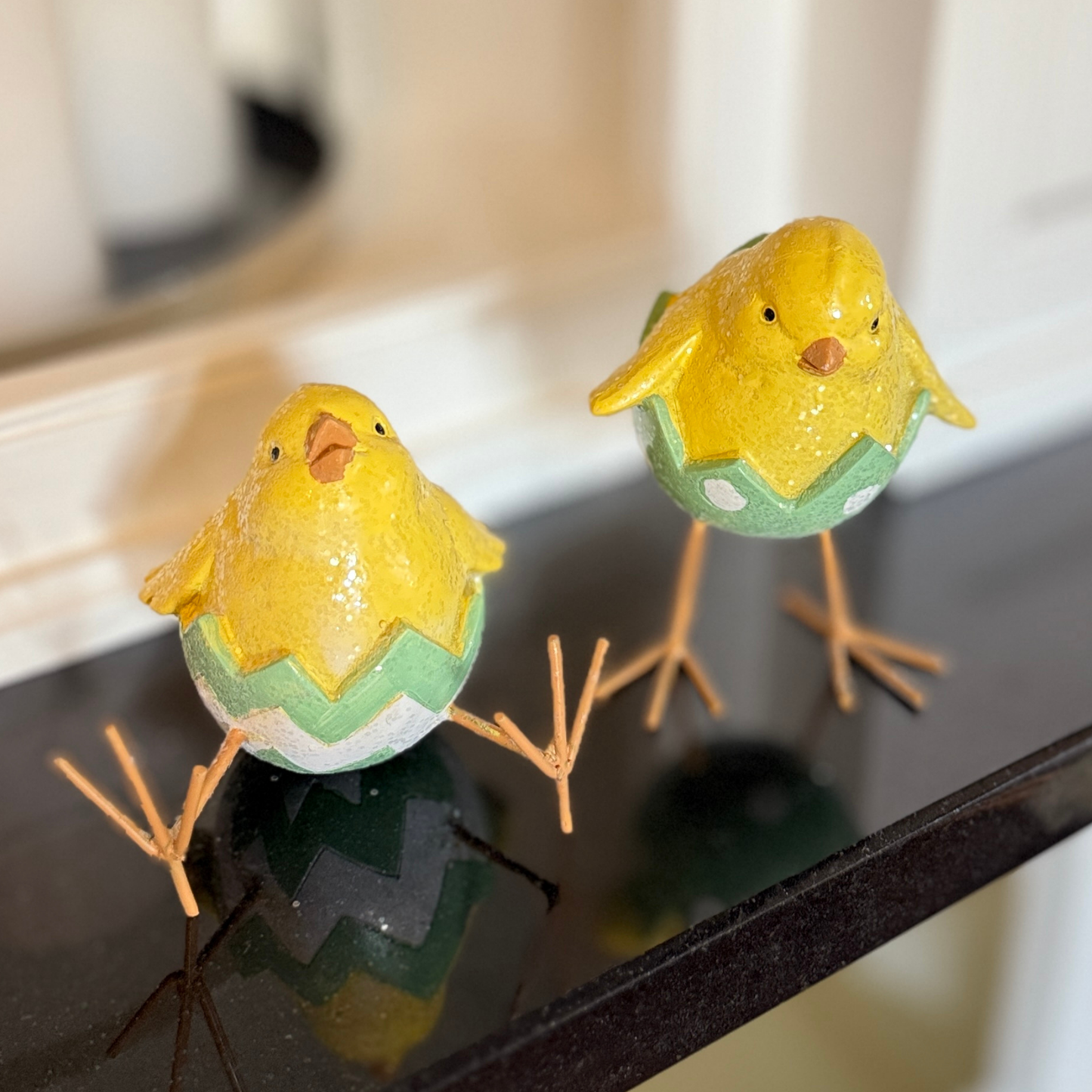 Sittende kylling med hvitt og grønt egg