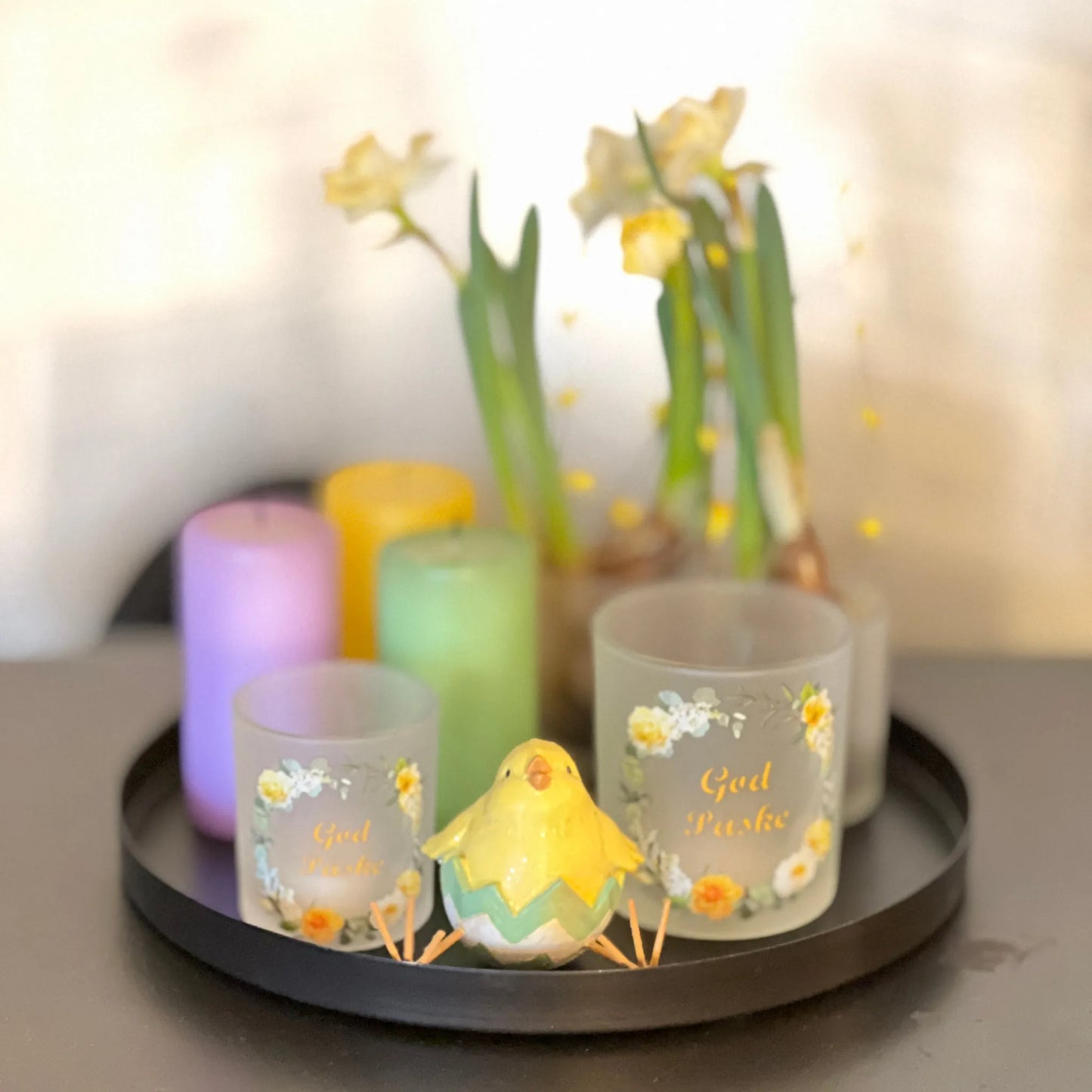 Stående kylling med hvitt og grønt egg