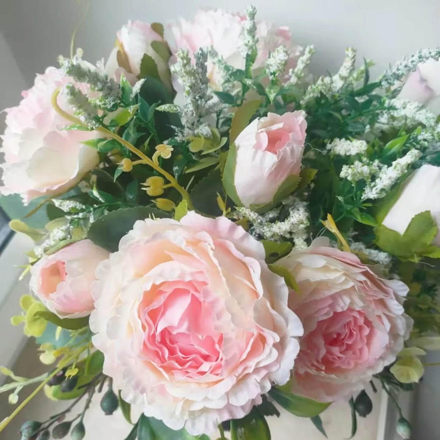 Håndlagde rosa peoner