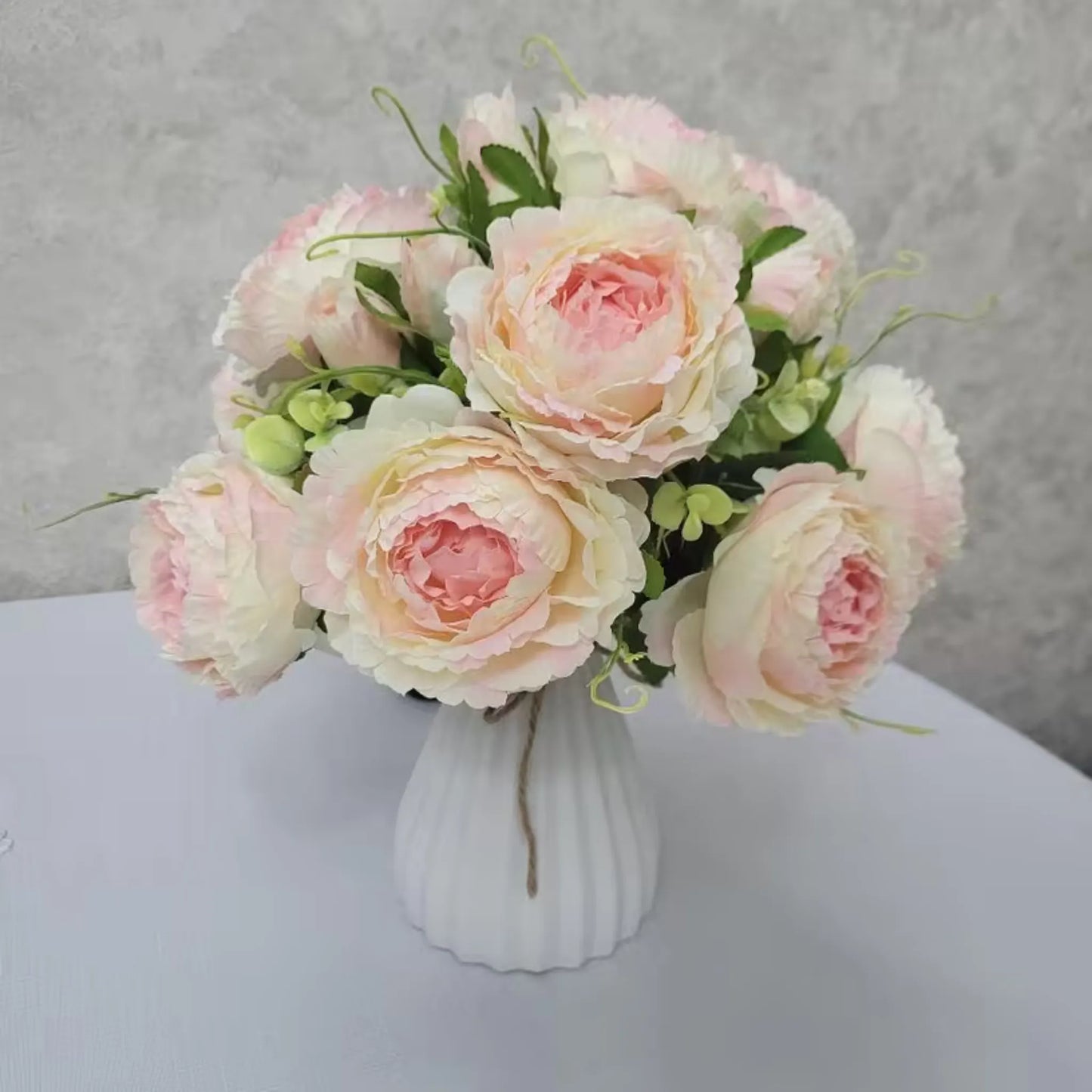 Håndlagde rosa peoner