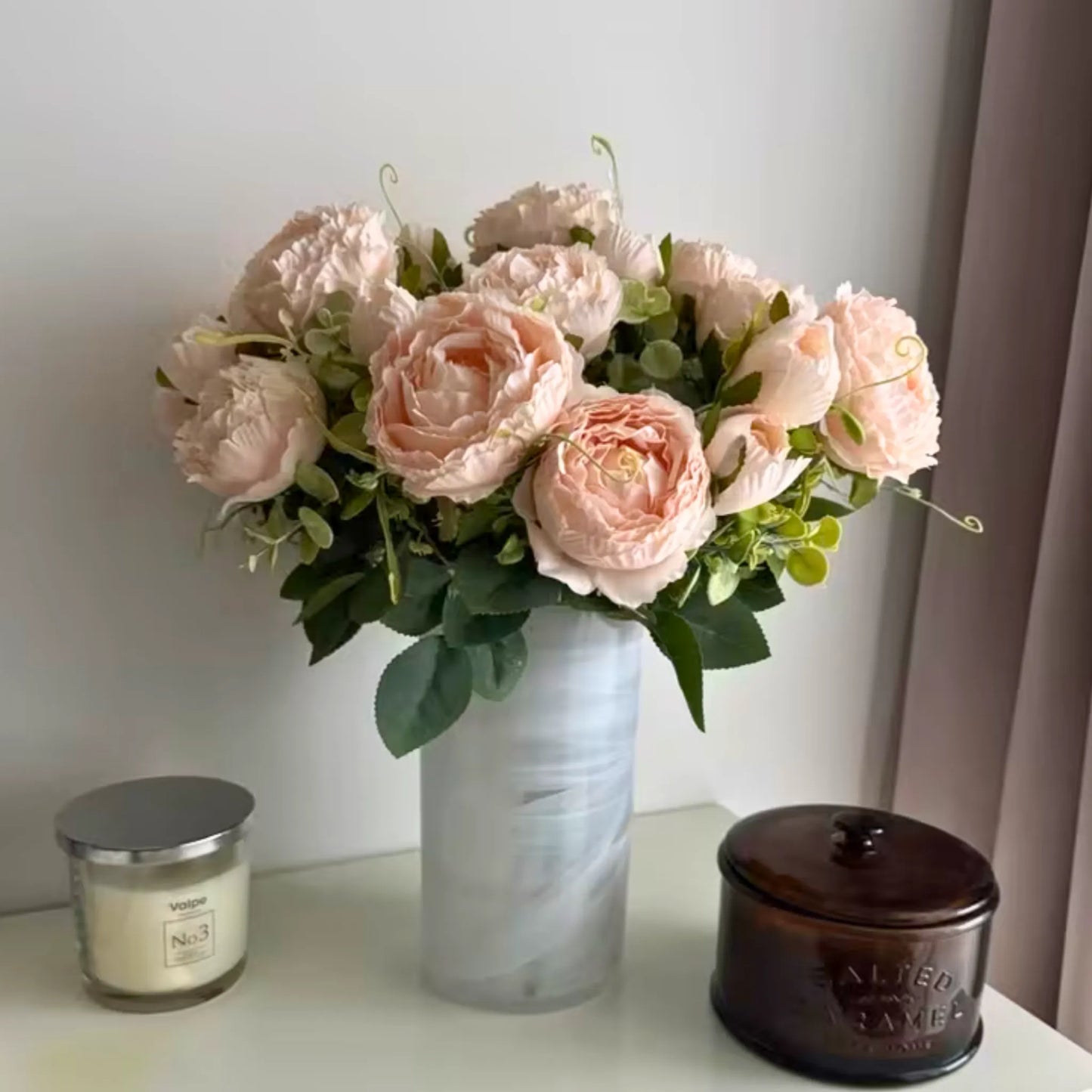 Håndlagde rosa peoner