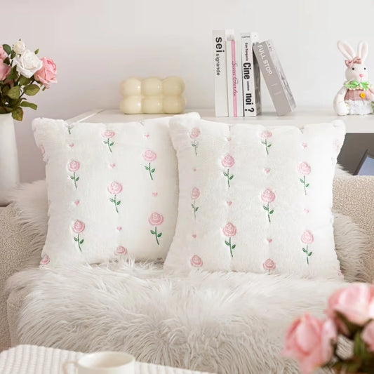 Putetrekk med rosa broderte blomster