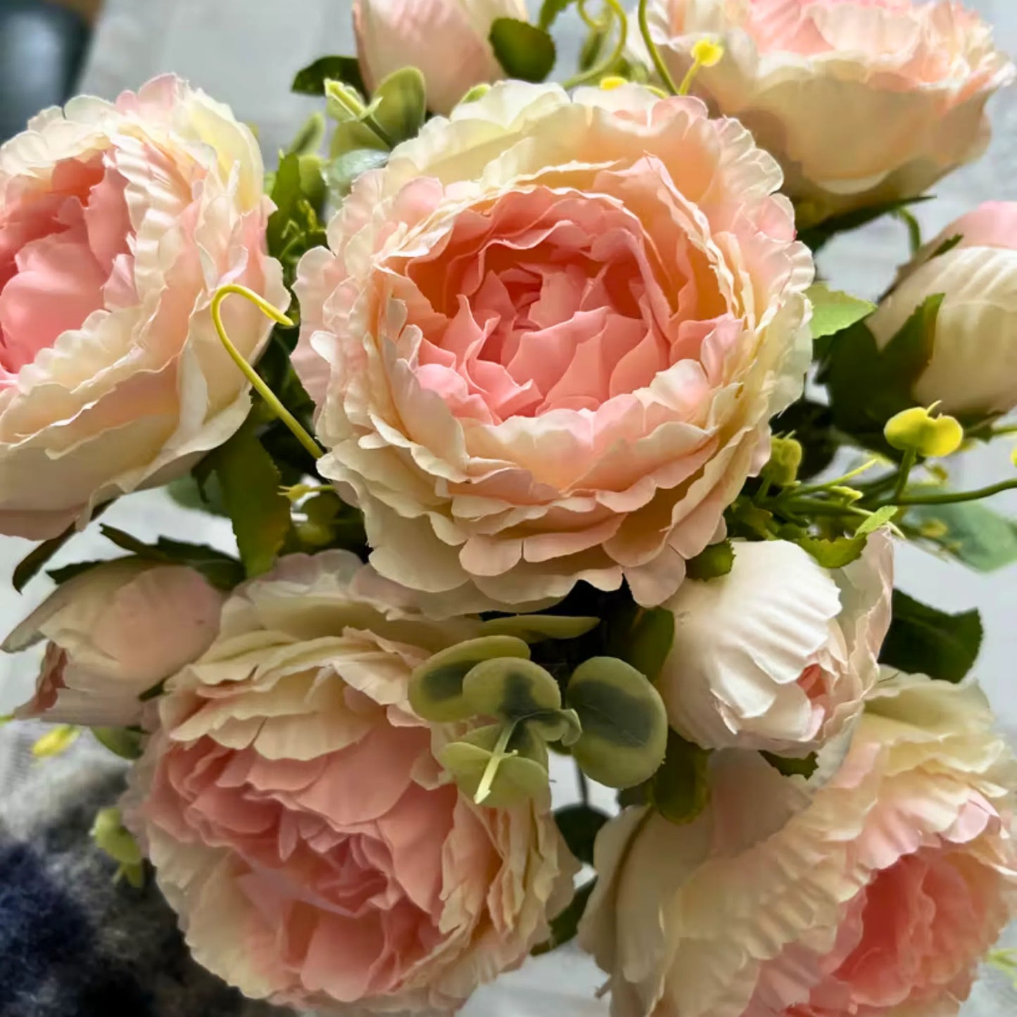 Håndlagde rosa peoner