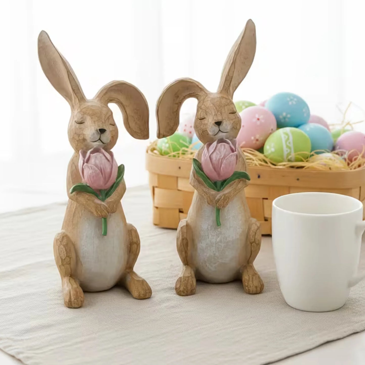 2 kaniner med rosa tulipaner