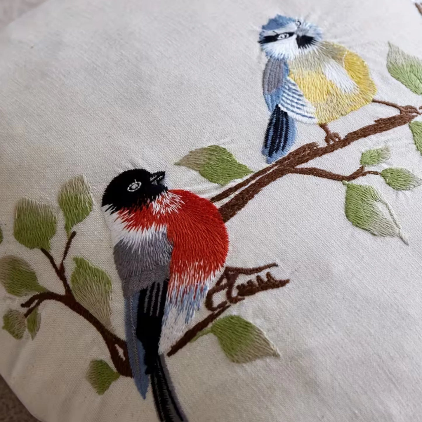 Putetrekk med broderte småfugler