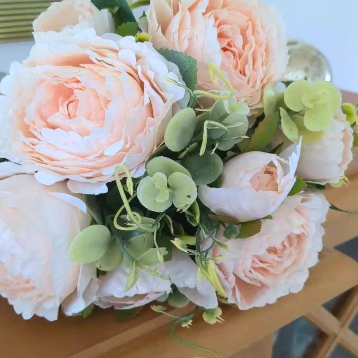 Håndlagde rosa peoner