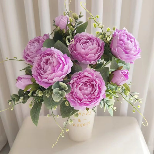 Håndlagde lilla peoner