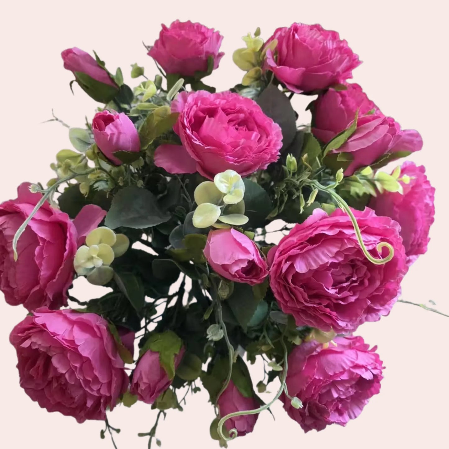 Håndlagde mørkerosa peoner