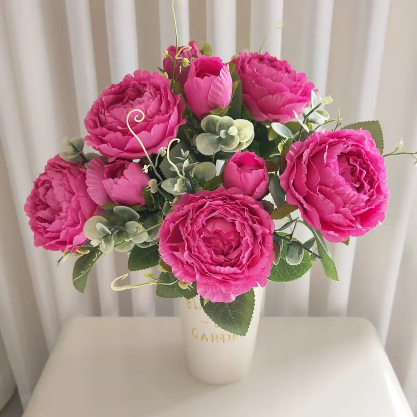 Håndlagde mørkerosa peoner