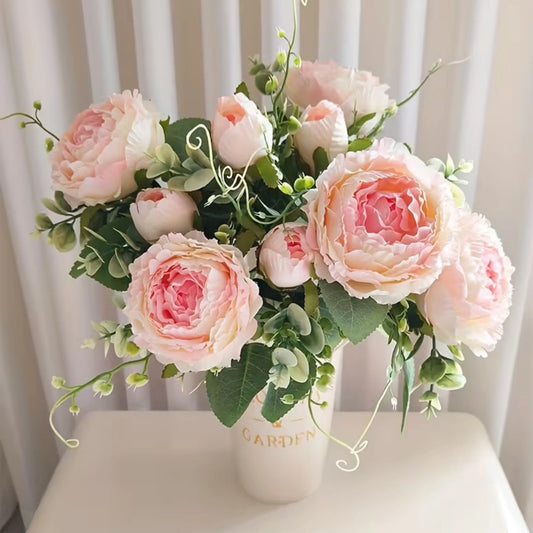 Håndlagde rosa peoner