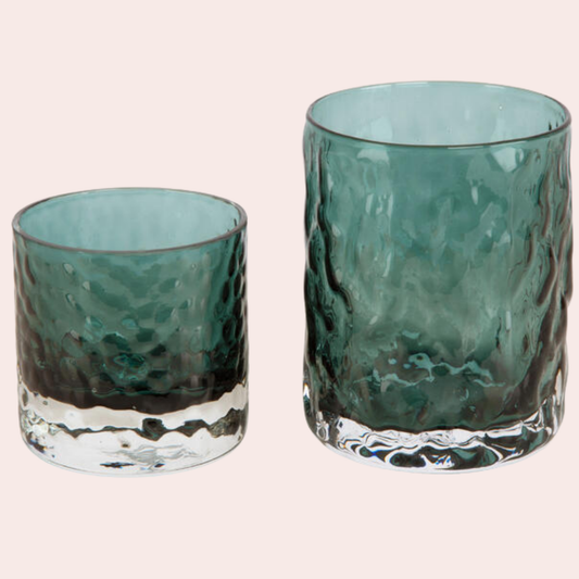 Liten petrolfarget telysholder i bølget glass