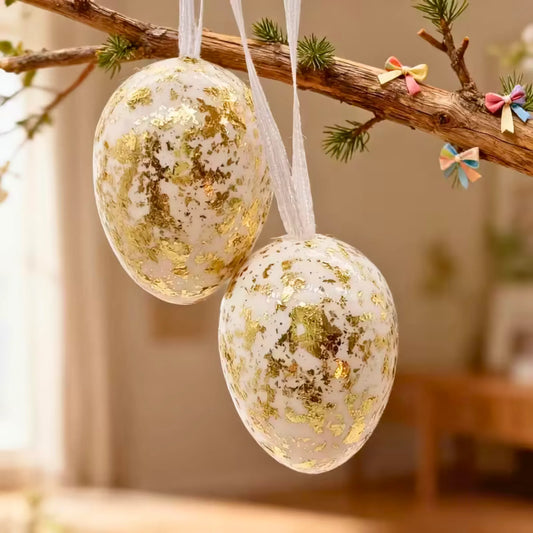 16 gull og hvite påskeegg med oppheng
