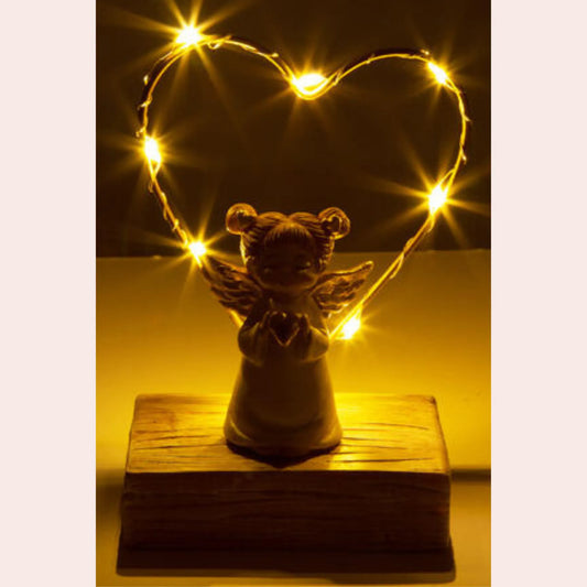 Beige engel med stort LED-hjerte