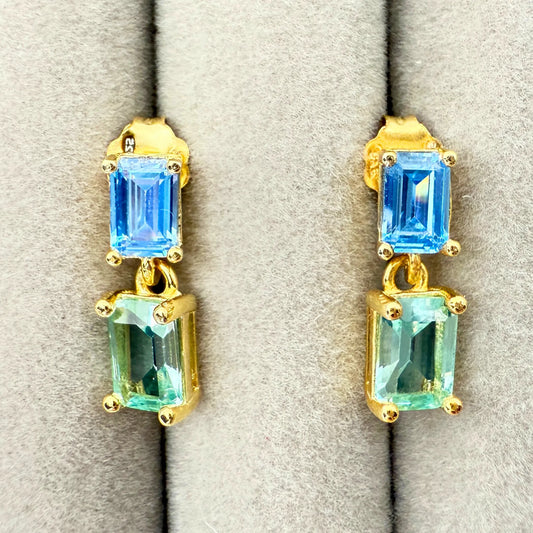 Gullbelagte øredobber med lysegrønn og lyseblå zirkonia