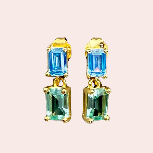 Gullbelagte øredobber med lysegrønn og lyseblå zirkonia