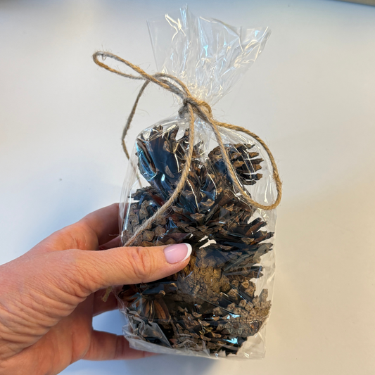 Naturlige og ekte furukongler til dekorasjon