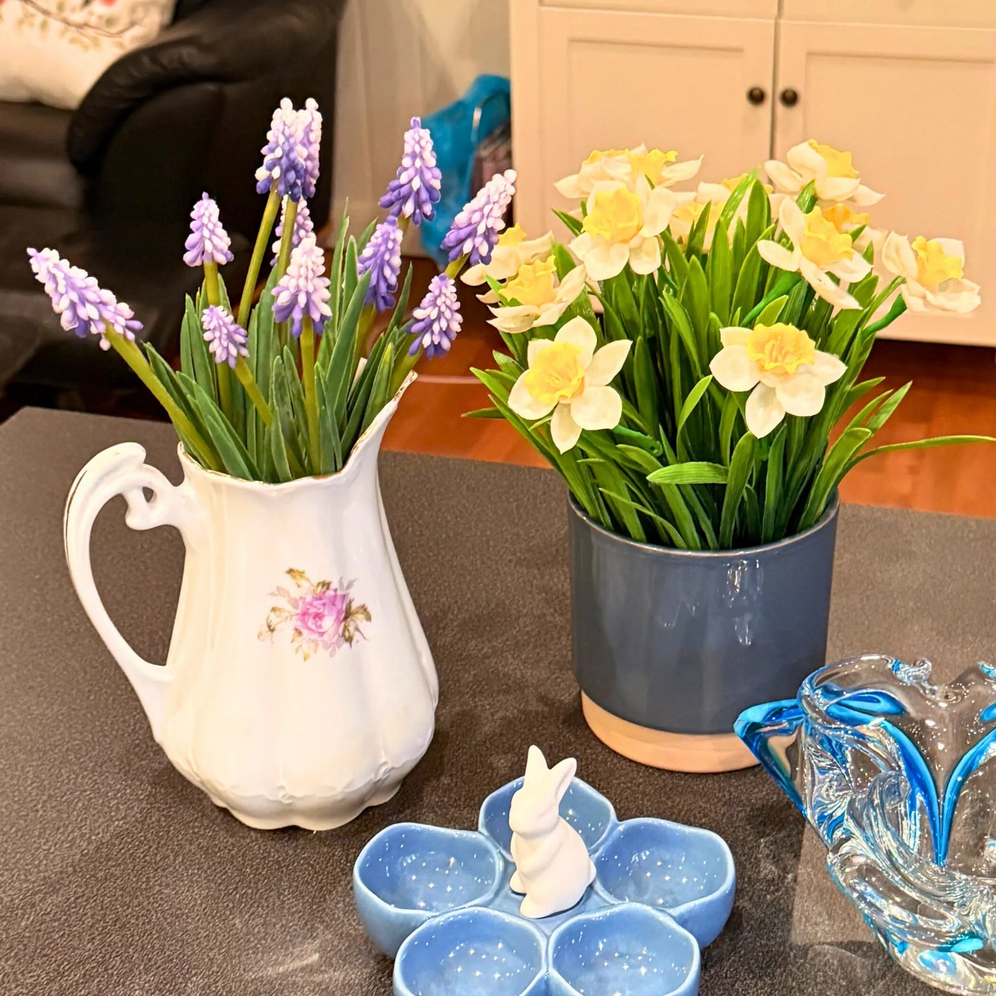 Hvit påskelilje i sort potte