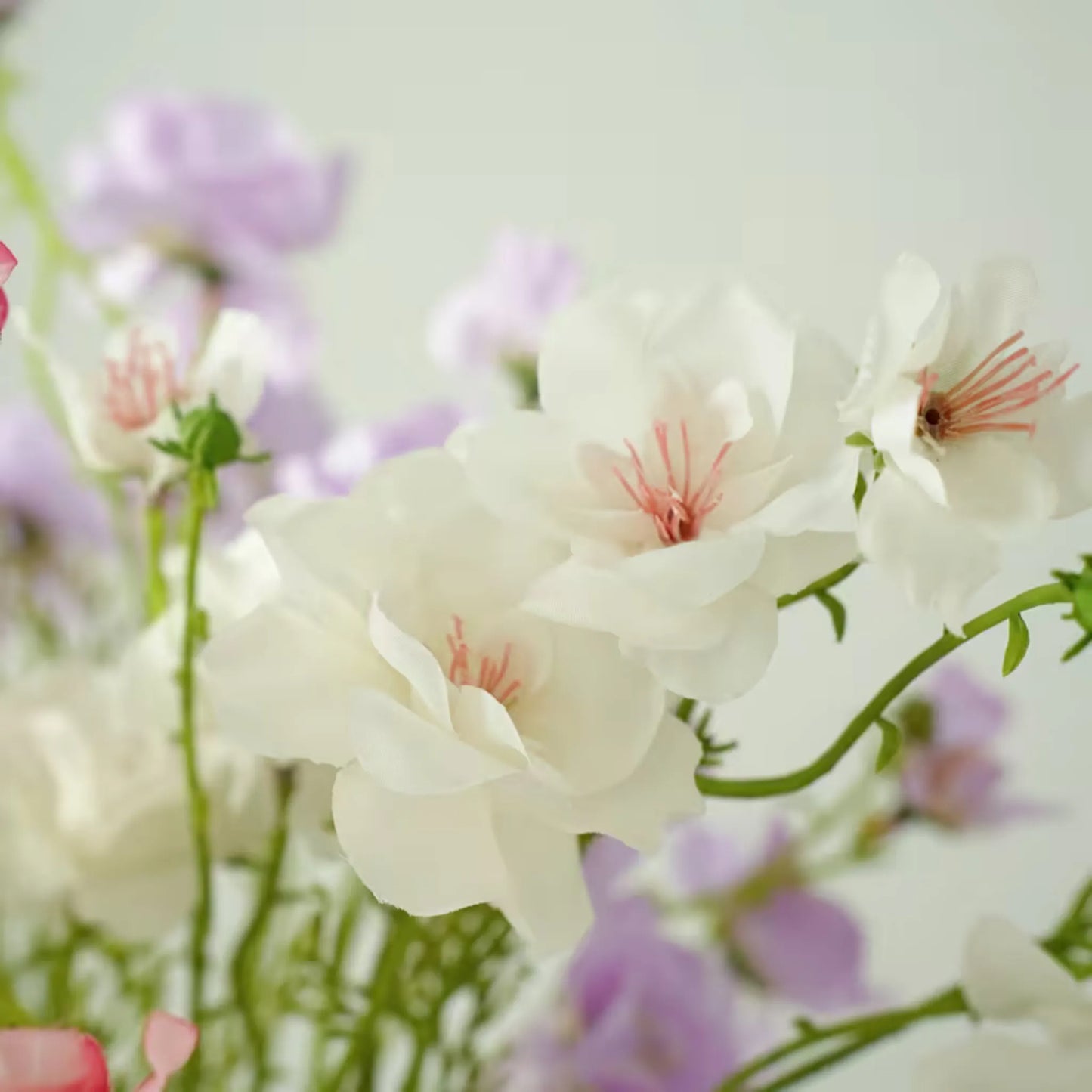 Bukett med fire ulike vårblomster