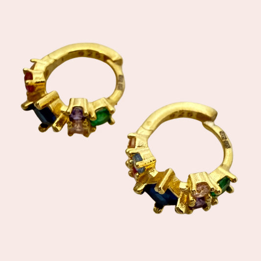 Gullbelagte huggie hoops/øreringer med zirkonia i nydelige farger