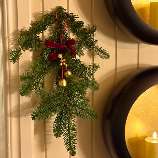 Dekorbuketter med bjeller og sløyfe