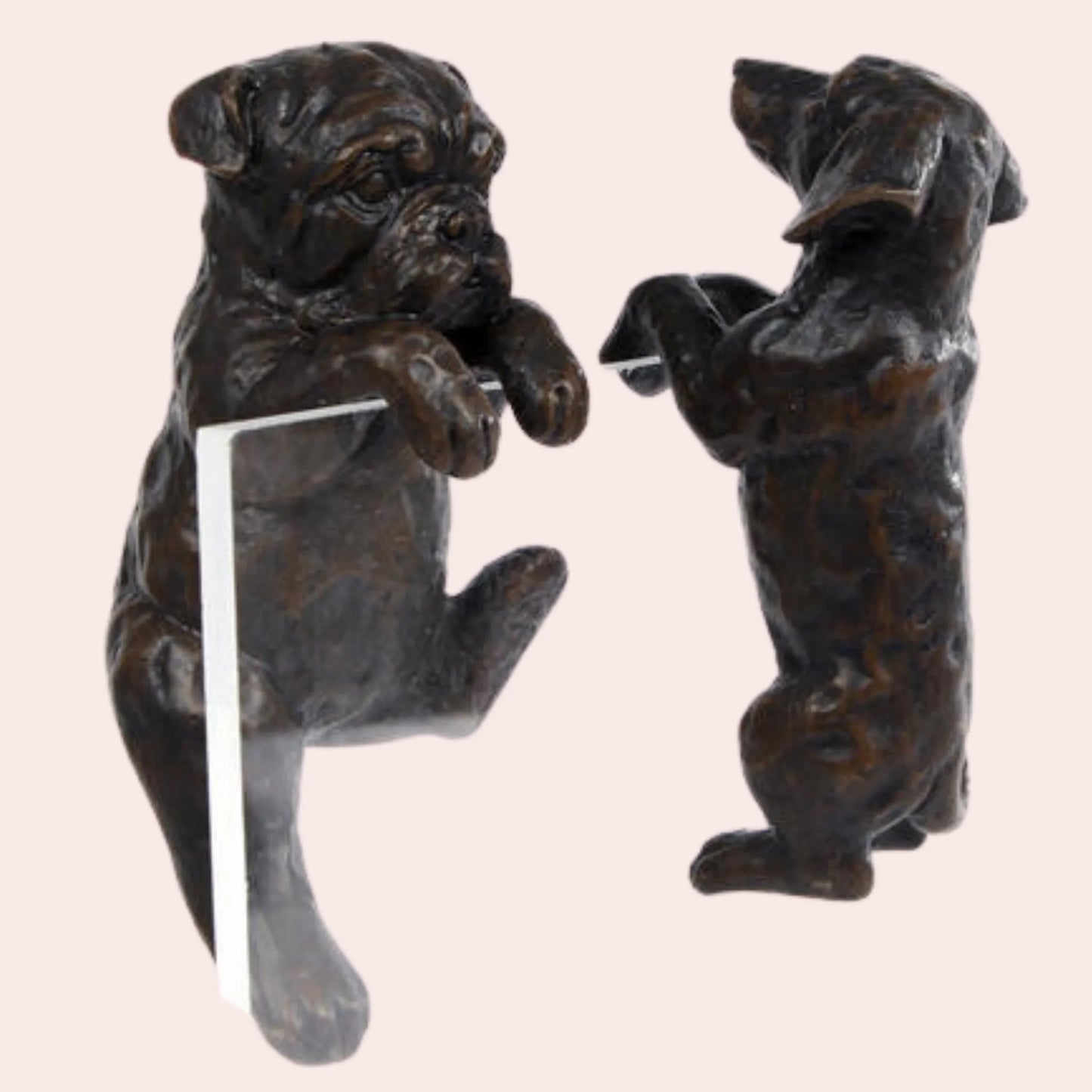 Hengende hundefigurer: dachs og bulldog