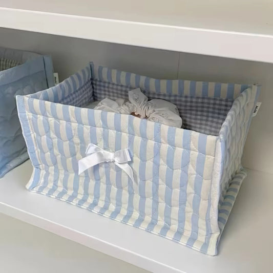 Oppbevaringskurv i stoff blåstripet