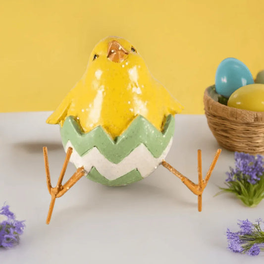 Sittende kylling med hvitt og grønt egg