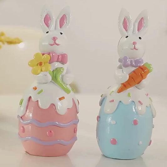 3 fargerike kaniner med påskeegg