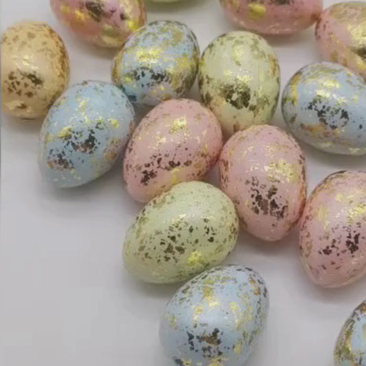 22 påskeegg i gull og pastellfarger