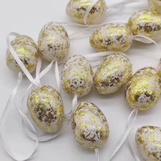 16 gull og hvite påskeegg med oppheng