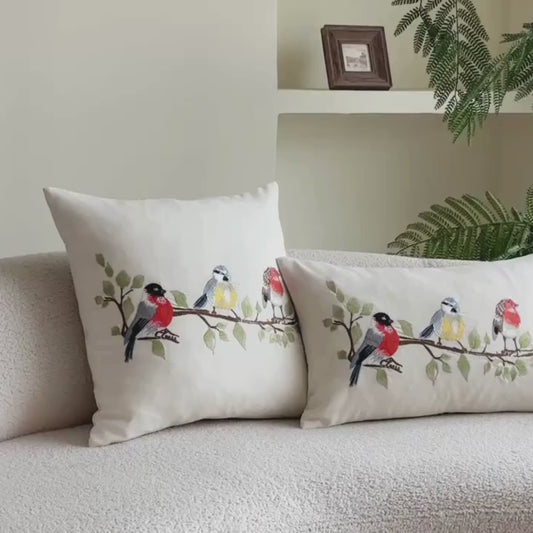 Putetrekk med broderte småfugler